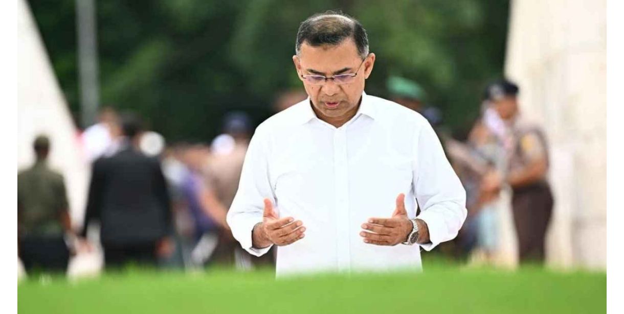 দেশে ফিরেই বাবা-মায়ের কবর জিয়ারত করলেন প্রধানমন্ত্রী