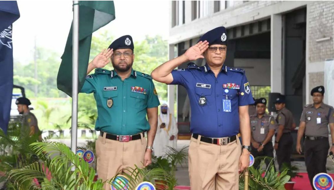 গাঢ় নীল-হালকা জলপাই শার্ট ও খাকি প্যান্টে ফিরলো পুলিশ