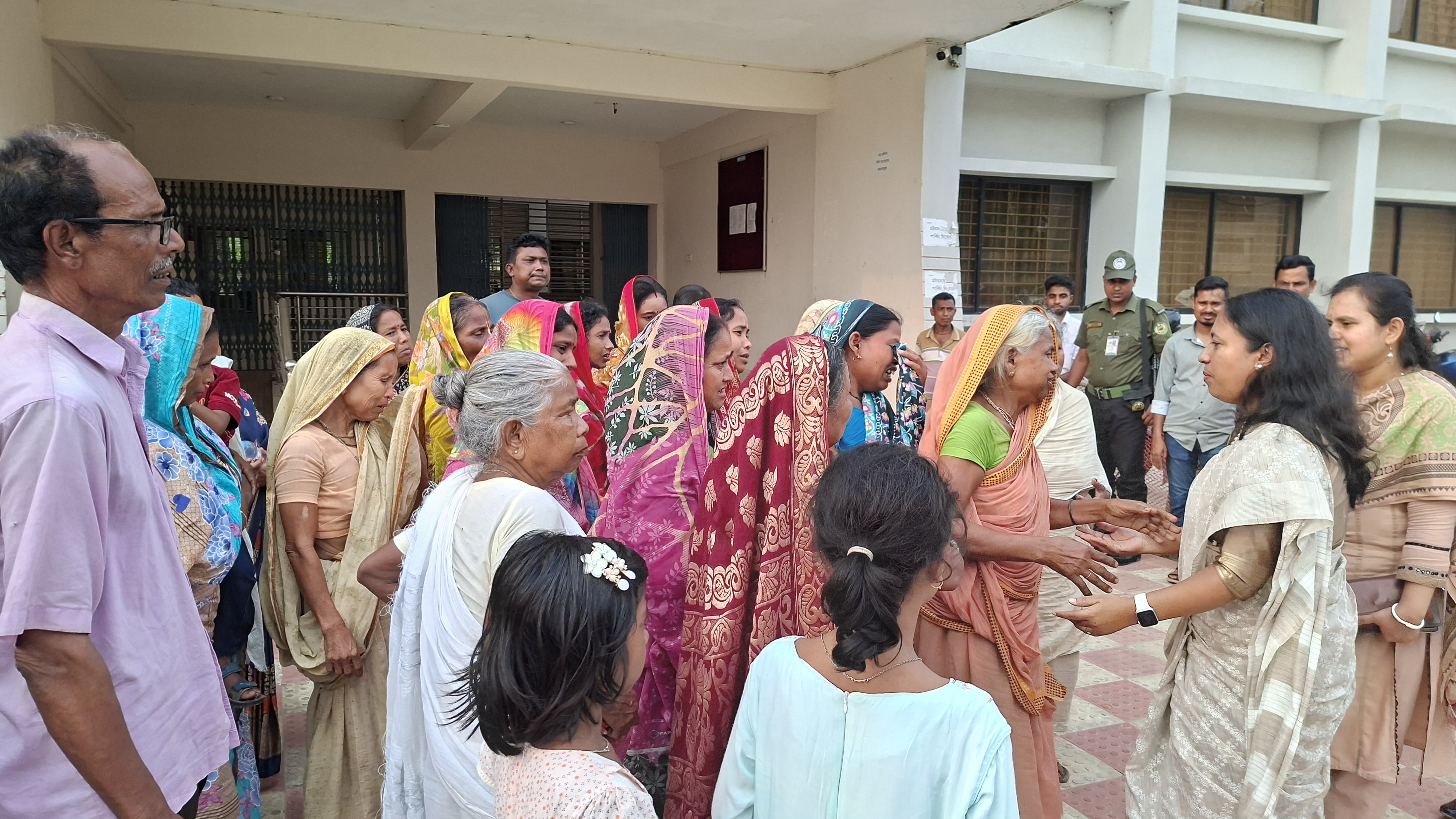 জেলা প্রশাসকের উদ্যোগে ঝিনাইগাতীতে সংখ্যালঘুদের চলাচলের রাস্তার সমস্যার সমাধান