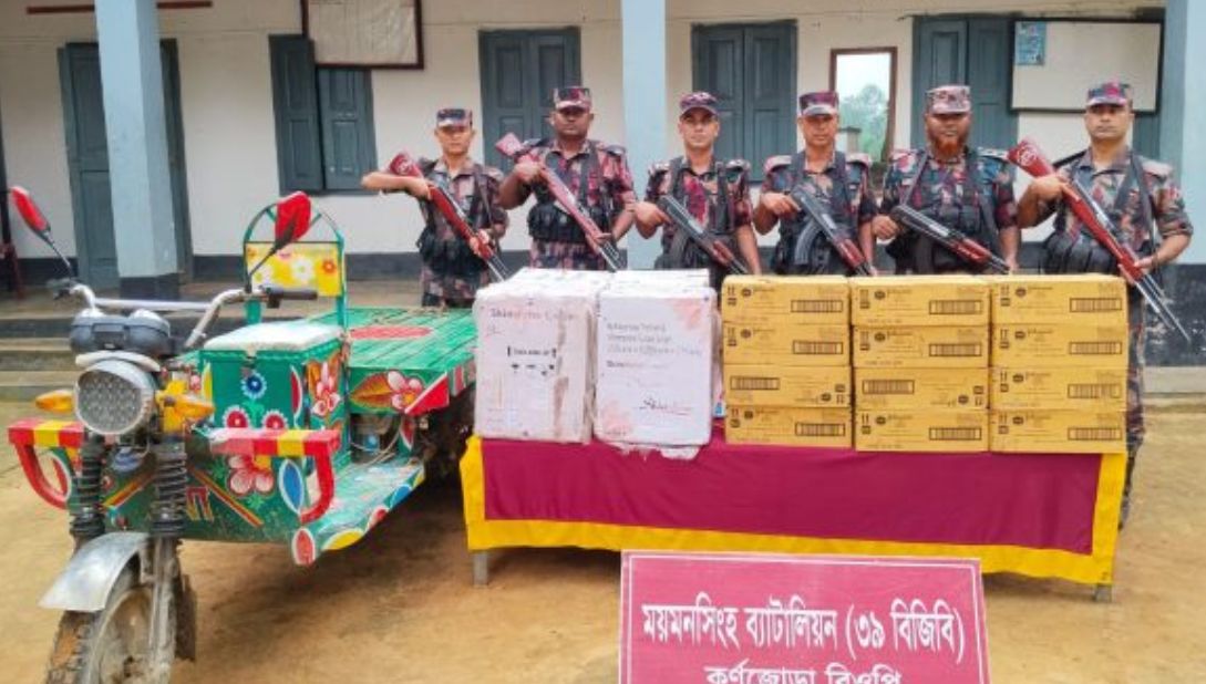 শেরপুর সীমান্তে বিজিবির অভিযানে বিপুল পরিমাণ ভারতীয় কসমেটিকস জব্দ