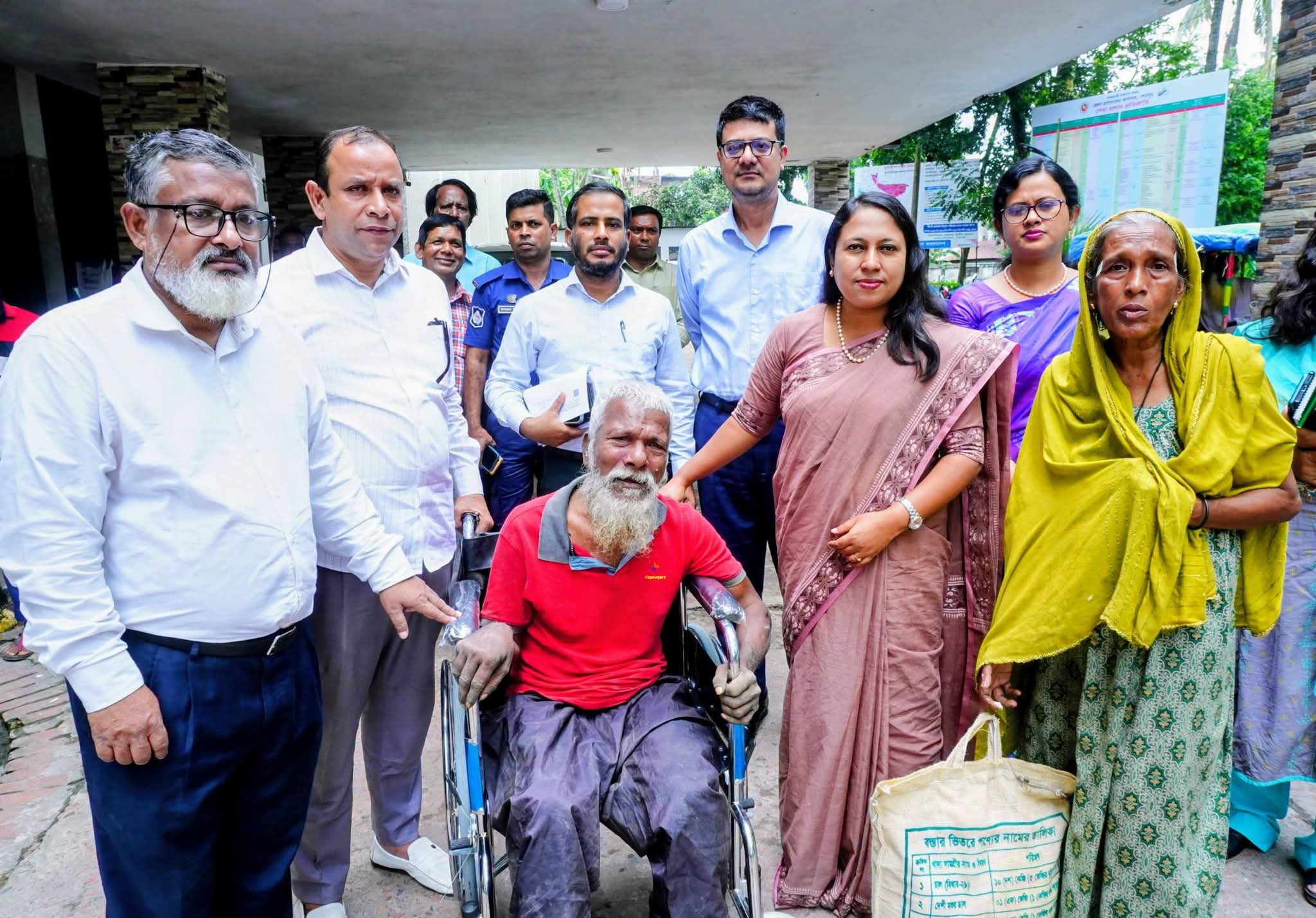 শেরপুরে জেলা প্রশাসকের সাপ্তাহিক গণশুনানীতে হুইল চেয়ার ও ত্রাণ সহায়তা বিতরণ