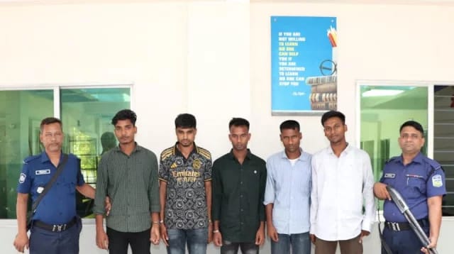 শেরপুরে কনস্টেবল নিয়োগ পরীক্ষায় ১৮ লাখ টাকার চুক্তিতে ডিজিটাল ডিভাইস ব্যবহার, আটক ৫