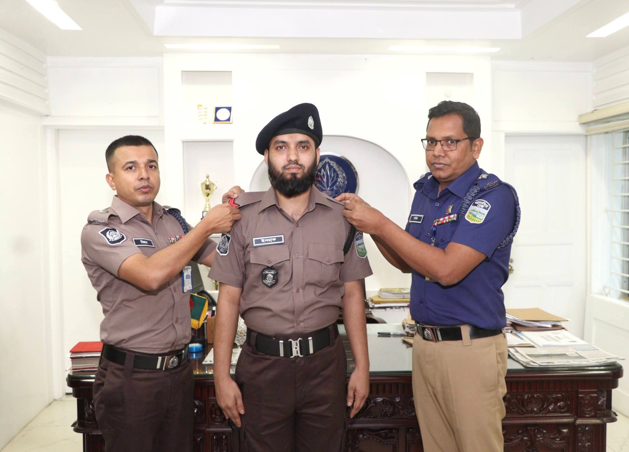 শেরপুরে পদোন্নতি প্রাপ্ত পুলিশ সদস্যকে র‍্যাংক ব্যাজ পরিধান করালেন পুলিশ সুপার  এ, কে, এম জহিরুল ইসলাম