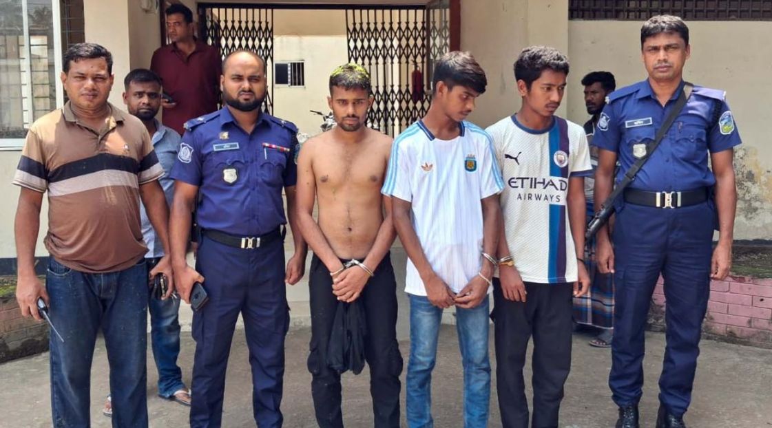 শেরপুরে পলিটেকনিক শিক্ষার্থী সাইফ হত্যার বিচারের দাবীতে সড়ক অবরোধ ও বিক্ষোভ: পুলিশের অভিযানে গ্রেপ্তার ৩
