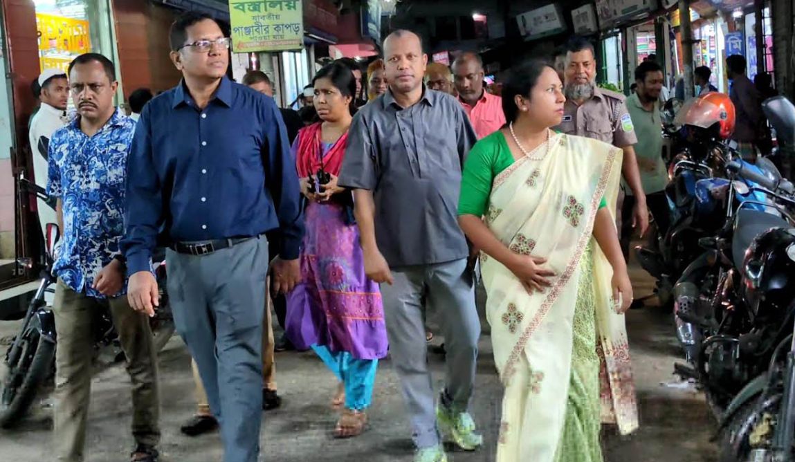 রাত ৮টার মধ্যে শপিংমল-মার্কেট-দোকান বন্ধের নির্দেশনা প্রচারণায় শেরপুরের প্রশাসন