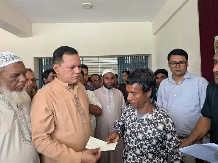 শেরপুরের ঝিনাইগাতীতে ক্ষতিগ্রস্তদের মাঝে আর্থিক সহায়তার চেক বিতরণ