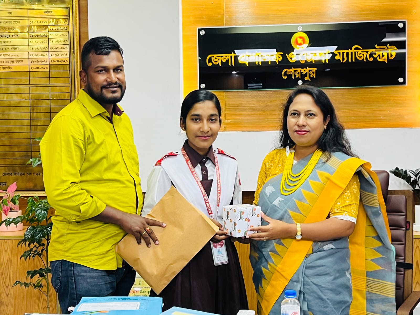 স্কুল ছাত্রী রিশাকে দায়িত্ব ও সচেতনতার জন্য পুরস্কার দিলেন শেরপুর জেলা প্রশাসক