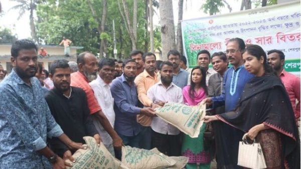শেরপুরে ক্ষুদ্র ও প্রান্তিক কৃষকদের মাঝে বিনামূল্যে বীজ ও সার বিতরণ