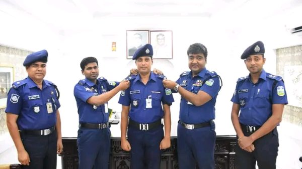 পদোন্নতি প্রাপ্ত পুলিশ সদস্যদের র‍্যাংক ব্যাজ পরালেন পুলিশ সুপার