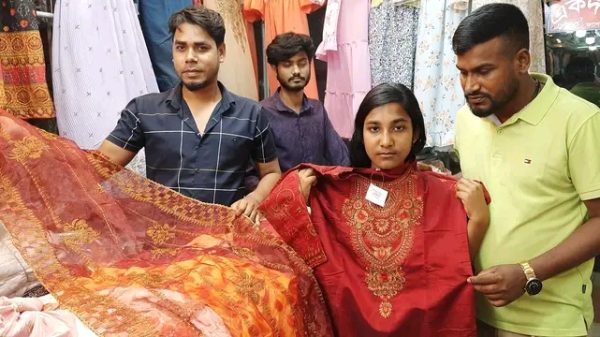 শেরপুরে ঈদে নায়রা, গারারা, সারারা, সুষমিতা নামের থ্রি-পিসে মাতোয়ারা তরুণীরা 