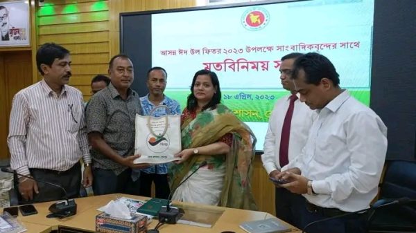শেরপুরে সাংবাদিকদের সঙ্গে জেলা প্রশাসকের মতবিনিময় সভা: সাংবাদিকদের ঈদ উপহার প্রদান
