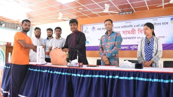 শেরপুরে ঈদের আনন্দ ছড়িয়ে দিতে ঈদ সামগ্রী বিতরণ করলেন পুলিশ সুপার