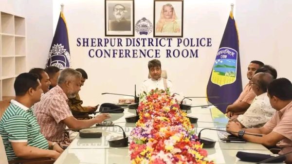 শেরপুরে পুলিশ সুপার মহোদয়ের সাথে বাস মালিক সমিতির নেতৃবৃন্দের জরুরি মতবিনিময় সভা 