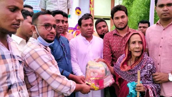 ঝিনাইগাতীতে অসহায়দের মাঝে ঈদ উপহার বিতরণ