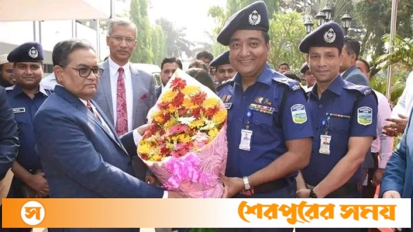 শেরপুরে প্রধান বিচারপতি মহোদয়কে ফুল দিয়ে উষ্ণ অভ্যর্থনা জানালেন পুলিশ সুপার কামরুজ্জামান