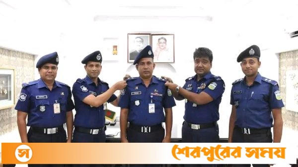 শেরপুরে পদোন্নতি প্রাপ্ত পুলিশ সদস্যদের র‍্যাংক ব্যাজ পরালেন পুলিশ সুপার, কামরুজ্জামান