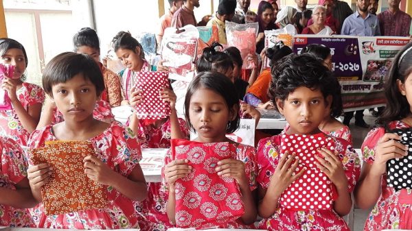 শেরপুরে রক্ত সৈনিক বাংলাদেশ ফাউন্ডেশনের উদ্যোগে শিশু পরিবারের সদস্যদের মধ্যে রঙিন জামা বিতরণ