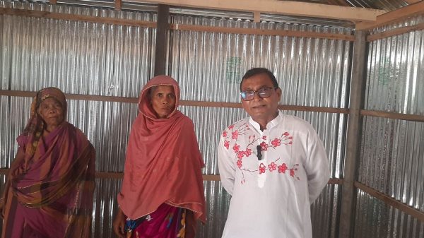 মাথা গোঁজার ঘর পেয়ে আবু শরিফ কামরুজ্জামানের জন্য দোয়া করলেন বিধবা মানোয়ারা 
