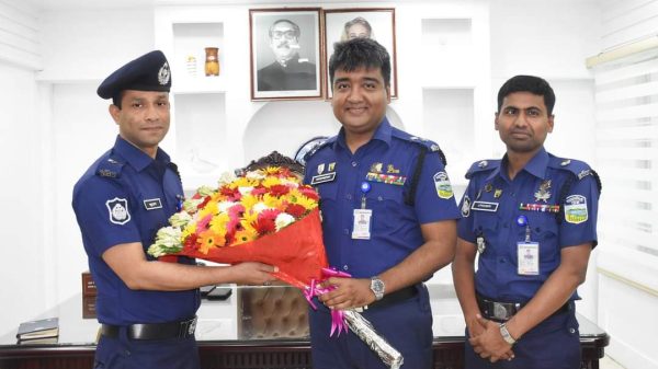 শেরপুরে নবযোগদানকৃত অতিরিক্ত পুলিশ সুপার ফখরুজজামান জুয়েলকে ফুলেল শুভেচ্ছা জ্ঞাপন