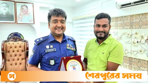 শেরপুরের সময়ের পক্ষ থেকে জেলা পুলিশ সুপার মো. কামরুজ্জামানকে ক্রেস্ট প্রদান