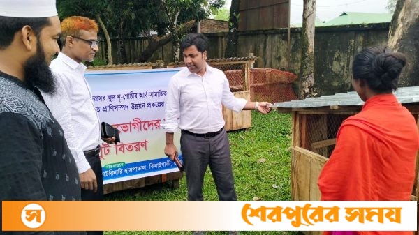 ঝিনাইগাতীতে প্রাণিসম্পদ দপ্তরের উদ্যোগে ইনপুট (হাঁস/মুরগীর ঘর) বিতরণ