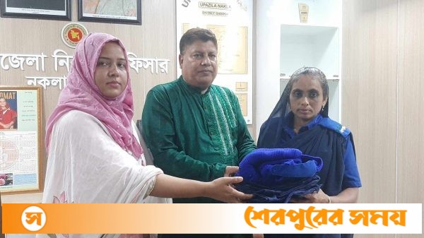 নকলায় গ্রাম পুলিশের মাঝে পোশাক বিতরন 