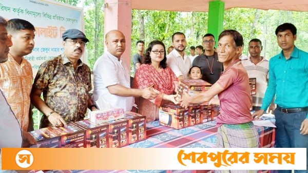শেরপুরের ঝিনাইগাতীর গারো পাহাড়ে বন্যহাতি তাড়াতে বিনা মূল্যে জগ লাইট বিতরণ