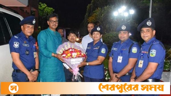 নৌপরিবহন প্রতিমন্ত্রীকে ফুল দিয়ে উষ্ণ অভ্যর্থনা জানালেন শেরপুরের পুলিশ সুপার