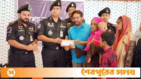 শেরপুরে দুর্বৃত্তের হাতে খুন অটো চালক উজ্জ্বলের পরিবারকে র‌্যাব-১৪ এর পক্ষ থেকে সহায়তা প্রদান