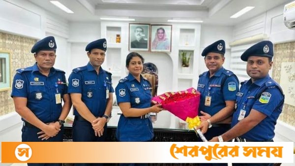 শেরপুর জেলা ‘শ্রেষ্ঠত্ব অর্জন করায় সদর থানার পক্ষ থেকে পুলিশ সুপারকে ফুলেল শুভেচ্ছা
