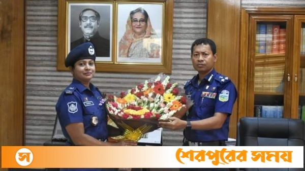 ময়মনসিংহ রেঞ্জ ডিআইজিকে ফুল দিয়ে অভিবাদন জানালেন শেরপুরের পুলিশ সুপার মোনালিসা বেগম