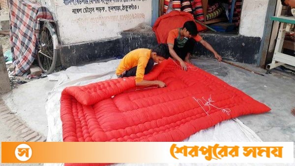 শীতের আগমনে লেপ-তোষক বানাতে ব্যস্ত সময় পার করছেন কারিগররা !