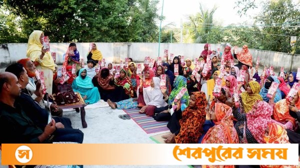 বাগমারায় এমপি এনামুল হকের উন্নয়নের তথ্য নিয়ে বাড়ি বাড়ি মহিলা আওয়ামী লীগ