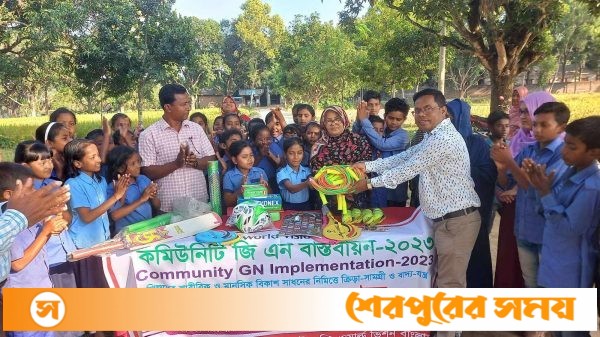নওগাঁর ধামইরহাটে শিক্ষার্থীদের মাঝে ক্রীড়া সামগ্রী প্রদান