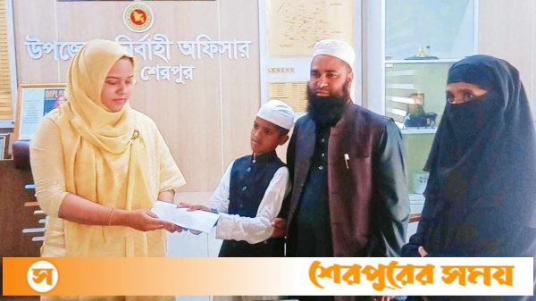 ৬ মাসেই ৭ বছরের শিশু কোরআনের হাফেজ, পুরুষ্কার দিলেন ইউএনও