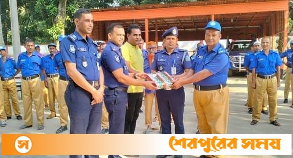 শ্রীবরদীতে ২ গ্রাম পুলিশ সদস্য কে পুরস্কৃত করলেন ওসি কাইয়ুম খান সিদ্দিকী