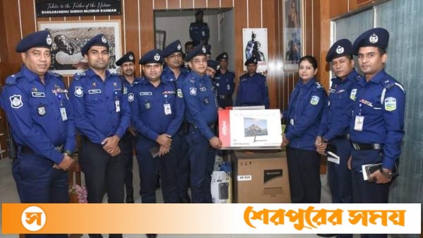 শেরপুরে পুলিশের বিভিন্ন ইউনিটে কম্পিউটার ও ফটোকপি মেশিন হস্তান্তর করলেন পুলিশ সুপার
