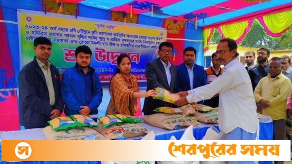 বদলগাছীতে বিনামূল্যে সার- বীজ বিতরণের উদ্বোধন