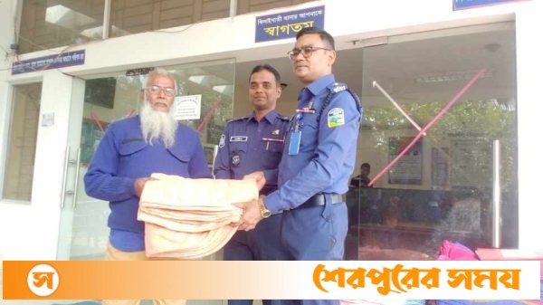 ঝিনাইগাতী থানার ওসি মনিরুল আলম ভূইয়া’র ব্যাক্তিগত অর্থায়নে চকিদারদের মাঝে শীতবস্ত্র বিতরণ