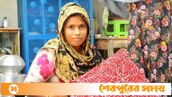 নকশি কাঁথায় স্বপ্ন বোনেন নওগাঁর গুচ্ছ গ্রামের নারীরা