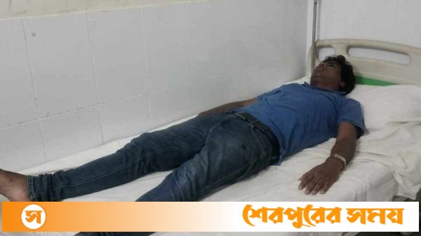 ঝিনাইগাতীতে যুবলীগ নেতা হাসানকে গাড়ি থেকে নামিয়ে মারধর
