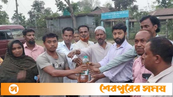 ঝিনাইগাতীতে মশাল জ্বালিয়ে হাতি তাড়াতে ডিজেল তৈল বিতরণ