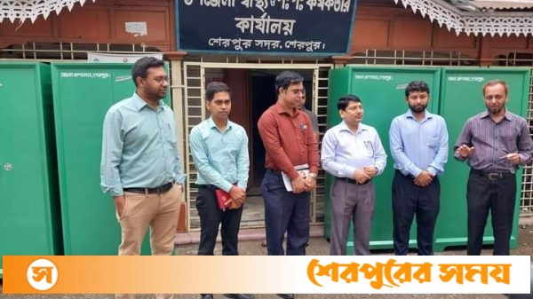 শেরপুর সদর উপজেলার কমিউনিটি ক্লিনিকে আলমারি হস্তান্তর করলেন জেলা প্রশাসক