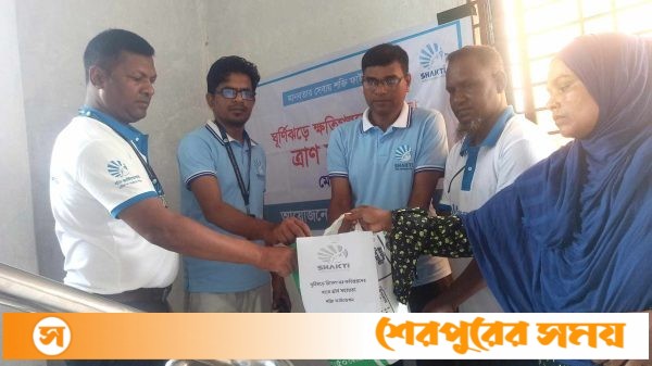 শক্তি ফাউন্ডেশনের উদ্যোগে ঘূর্ণিঝড়ে ক্ষতিগ্রস্থদের মাঝে খাদ্য সামগ্রী বিতরণ