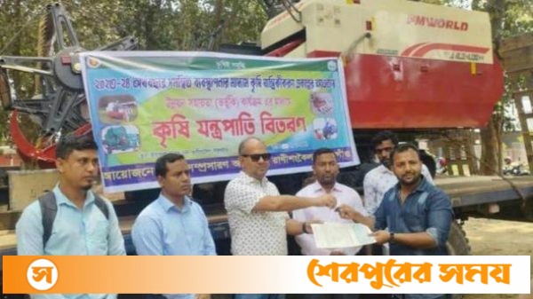 ঠাকুরগাঁওয়ে কৃষকদের মাঝে কম্বাইন হারভেস্টার মেশিন বিতরণ 