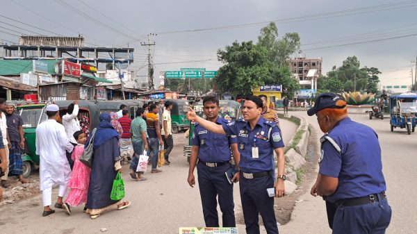শেরপুরে পাঁচ মিনিটে সড়কে জ্যাম মুক্ত  করলো পুলিশ সুপার    পুলিশ সুপার