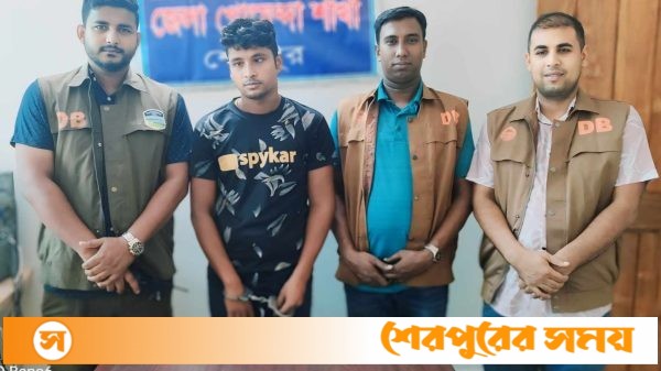 শেরপুরে ডিবির এসআই মতিউর রহমানের নেতৃত্বে মাদকবিরোধী অভিযানে ইয়াবা ট্যাবলেটসহ মাদক ব্যবসায়ী গ্রেপ্তার