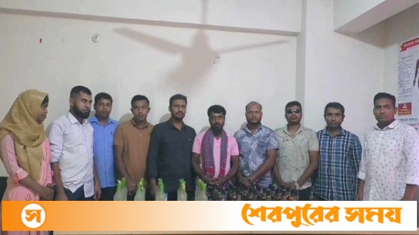 শেরপুরে ভারতীয় মদ ও অটোরিক্সা সহ মাদককারবারি গ্রেফতার