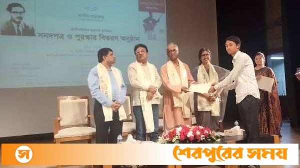 রচনা ও পাঠ প্রতিক্রিয়া প্রতিযোগিতায় পুরস্কার পেলেন নালিতাবাড়ীর আসিফ