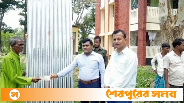 ঝিনাইগাতীতে প্রাকৃতিক দুর্যোগে ক্ষতিগ্রস্তদের মাঝে ঢেউটিন ও নগদ টাকার চেক বিতরণ